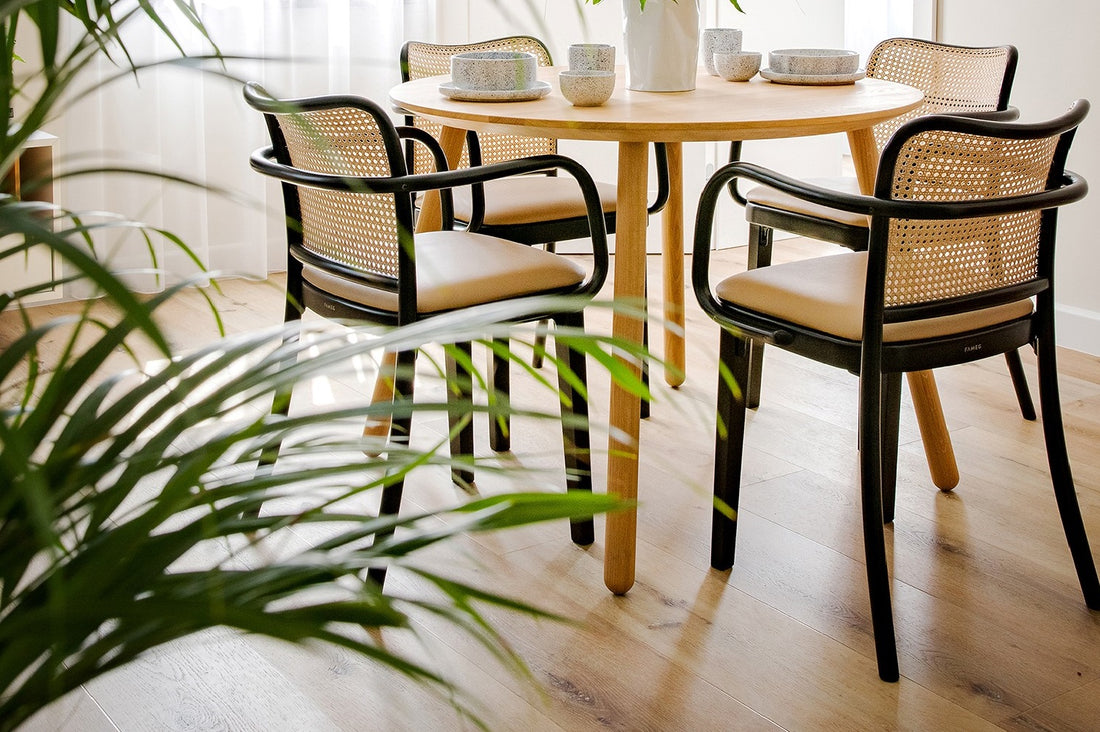 Meble drewniane a podłoga. Jak je dobrać do parkietu, paneli?