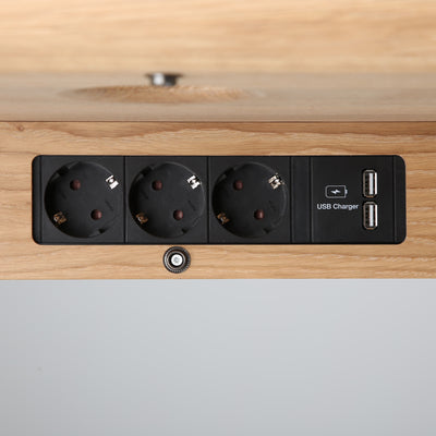 Zestaw zasilający (zasilanie 3 x 230V, 1x USB-A, 1x USB-C, siatka na kable, przepust kablowy)